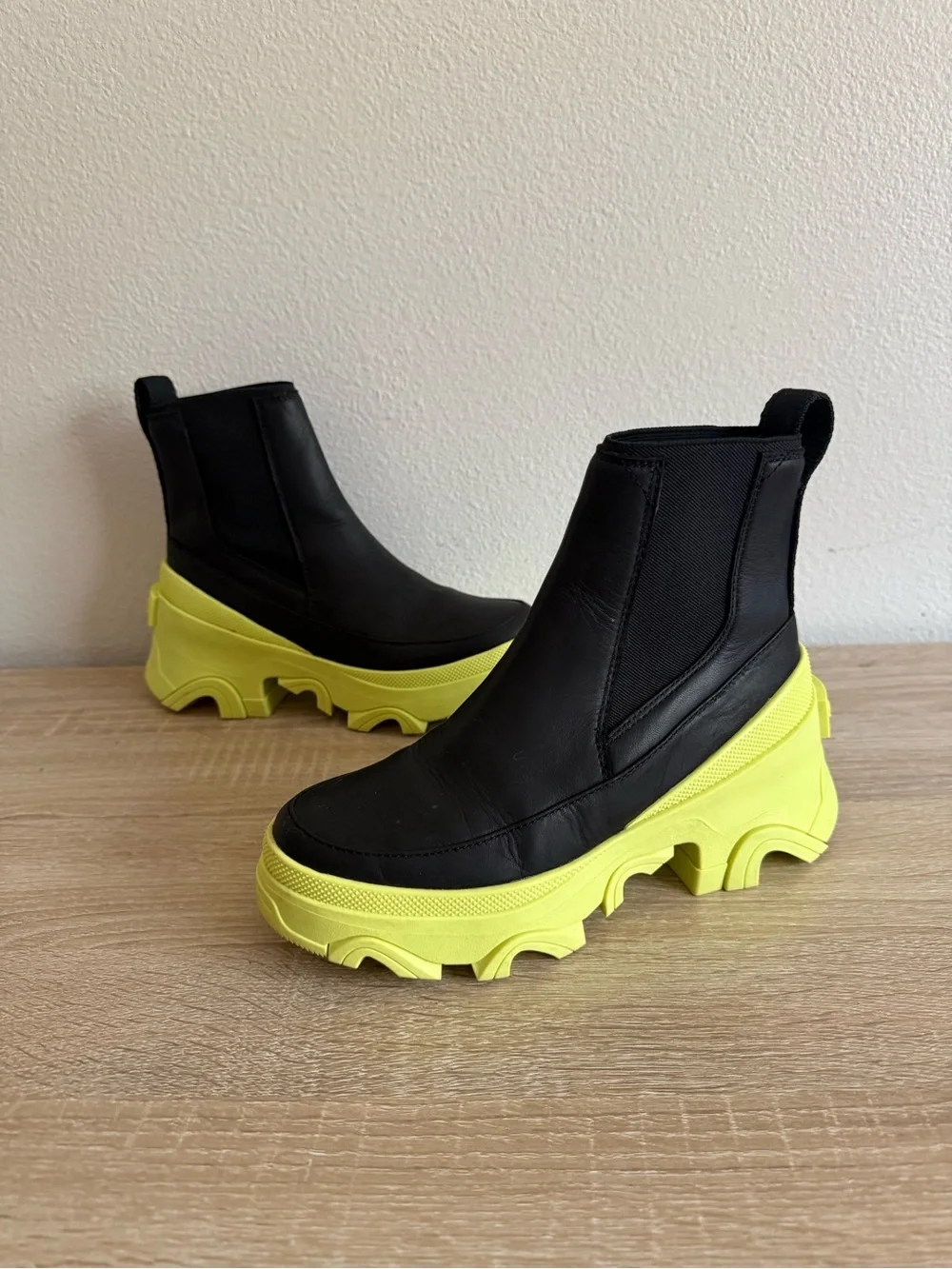 Sorel Brex Chelsea Boots Black Leather Neon Green Platform Waterproof Sz 5.5/6